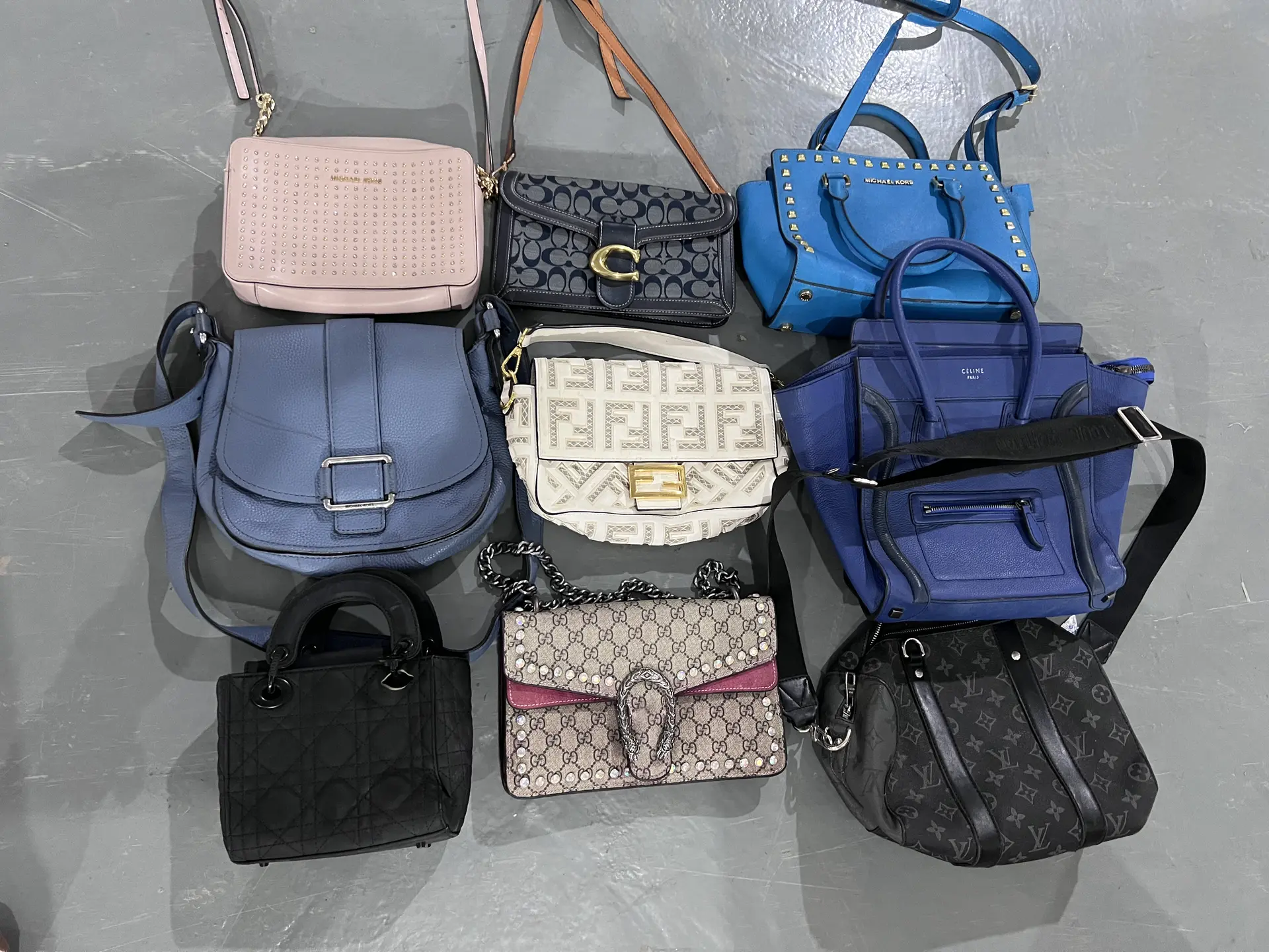 RealismThrift Bag Quality Inspection Step 01 - Initial Sorting by Type for Professional Global Wholesale Branded Bags