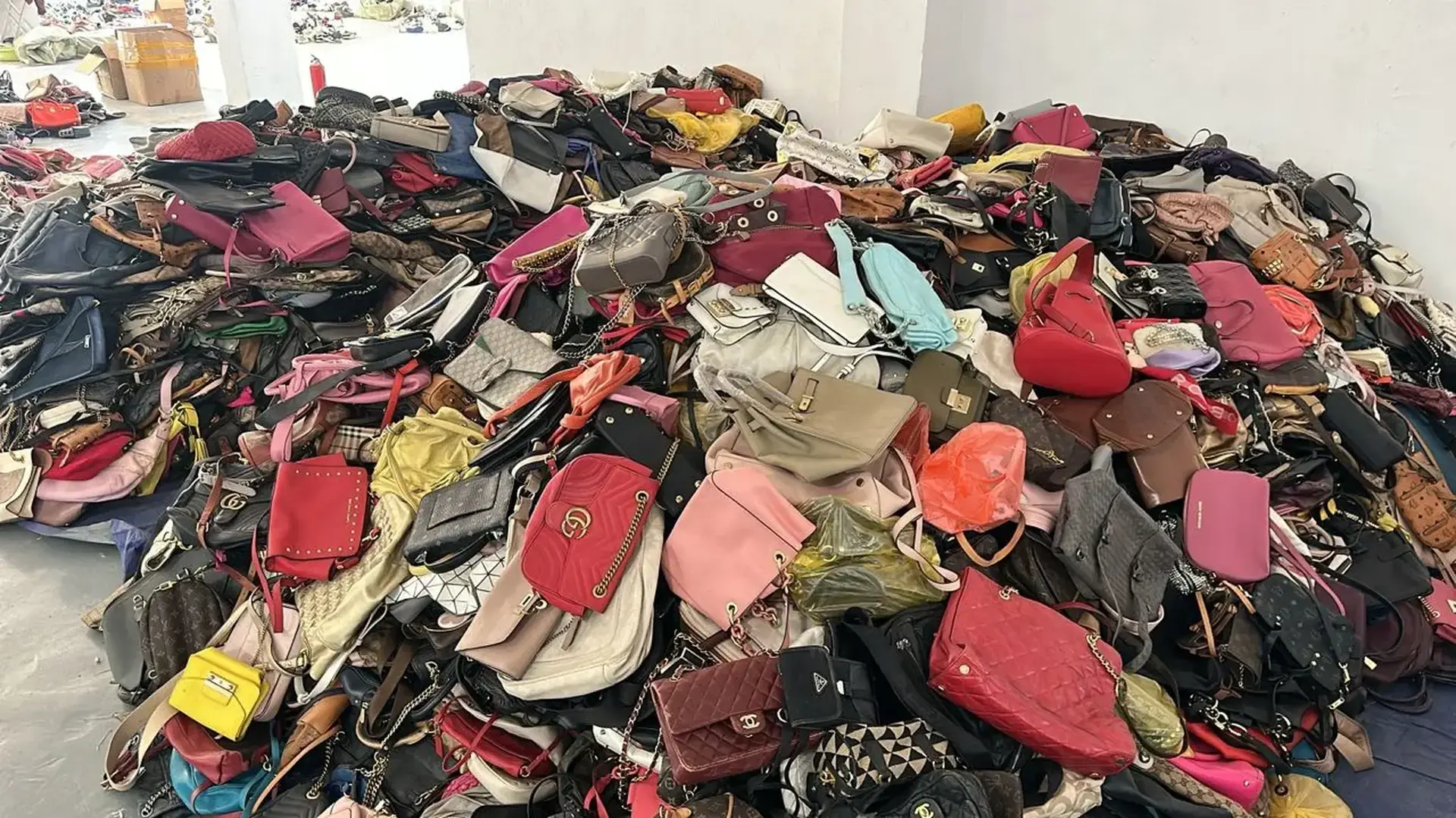 RealismThrift Wholesale Mixed Brand Bags - Luxury Branded Second-Hand Bags Bulk Inventory from China Factory