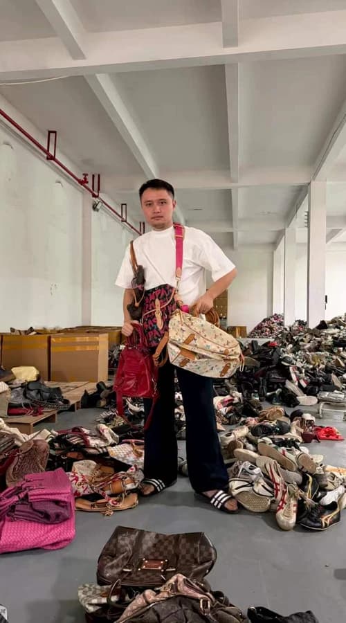 Leo - Professional Sales Manager at RealismThrift Export Co., Ltd. Expert in wholesale used clothing, shoes, and bags export support and A-grade quality assurance for global buyers.